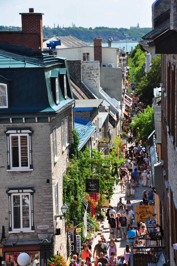 A charmosa Rue du Petit-Champlain, na parte baixa do centro histórico de Quebec, no Canadá